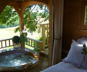 Romantic-treehouse-with-hot-tub-12-feet-off-the-ground-m