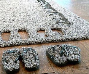 Rug-with-matching-slippers-m