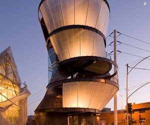 Samitaur-tower-by-eric-owen-moss-m