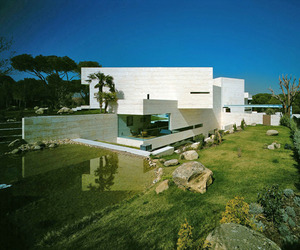 Sculptural house in Madrid by A-cero