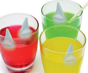Shark-fin-ice-cube-tray-m