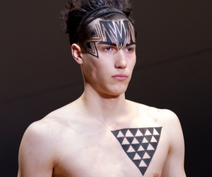 Sharpie-markers-on-the-catwalk-at-fashion-week-m