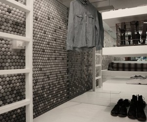Small-apartment-walls-covered-in-25000-ping-pong-balls-m