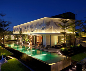 Spectacular-tropical-villa-m