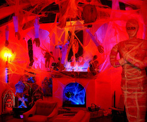 Spooky-house-with-holloween-decoration-m