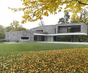 Stylish-and-modern-house-design-with-rough-stone-facade-m