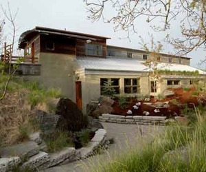 The-boneyard-house-made-from-sustainable-materials-m