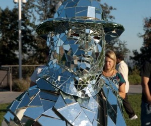 The-mirror-man-is-not-a-sculpture-2-m