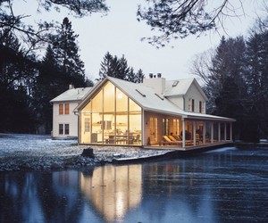 The-shabby-chic-farmhouse-that-floats-on-the-water-m