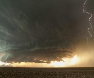 Time-lapse-of-a-massive-supercell-storm-m