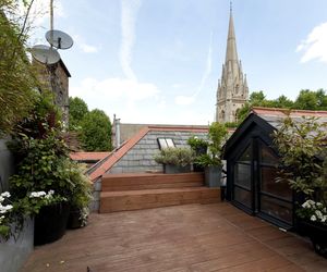 Top-floor-2-bedroom-love-nest-in-kensington-london-m