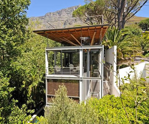 Tree-house-in-the-south-african-wilderness-m