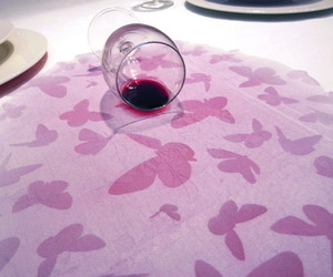 Underfull-table-cloth-reveals-the-hidden-secret-when-wet-m