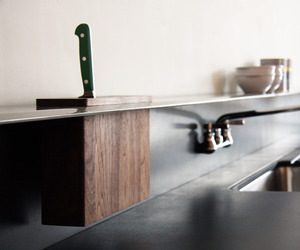 Viola-park-backsplash-shelf-with-integrated-knife-block-m