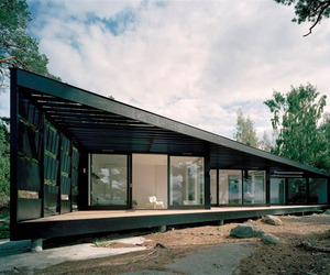 Wood-and-glass-shelter-on-the-stockholm-archipelago-m