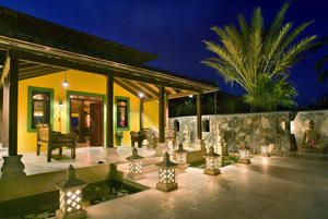 GoldenPavillionEntranceCourtyard.jpg