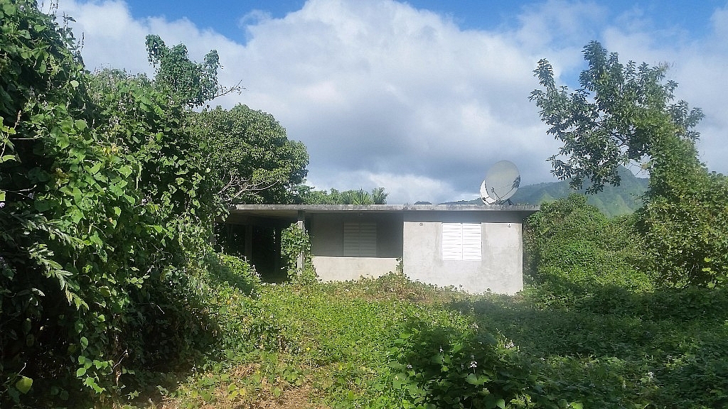 27 cuerdas con casa en cemento Bienes Raíces > Residencial > Terrenos