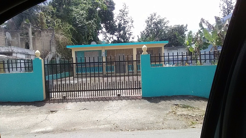 Bo. Casa blanca para Rentar/Alquilar en Luquillo Bienes Raíces en