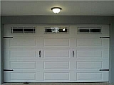 PUERTAS DE GARAGE CON ACCESORIOS DECORATIVOS