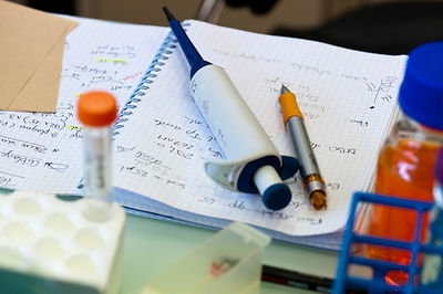 Pipette et cahier de laboratoire