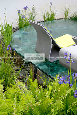 Jardinet. Terrasse surélevée en dalle de verre. Coin repos : fauteuil. Designer : Nicolas Dexter. Chelsea FS, Angleterre