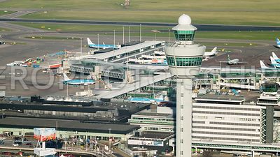 Amsterdam Airport Schiphol, Verkeerstoren en de D-pier aangevlogen vanuit het zuidwesten