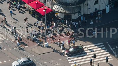 Voetgangers en fietsers op het kruispunt van het Damrak met de Prins Hendrikkade, Amsterdam Centrum, Amsterdam, Nederland