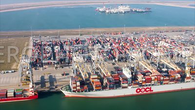 Containerschepen worden gelost en geladen bij de Rotterdam World Gateway (RWG) Container Terminal, Rotterdam Harbour, Maasvlakte, Rotterdam, Netherlands