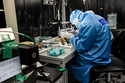Ingénieurs assemblent le pivot et des éléments d'un pendule du sismomètre ultrasensible SEIS Seismic Experiment for Interior Structures, dans une hotte à flux laminaire d'une salle blanche de l'entreprise Sodern.