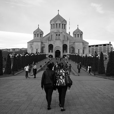 Atmosphère sur le parvis de la cathédrale d'Erevan en Arménie, le 5 mai 2015.