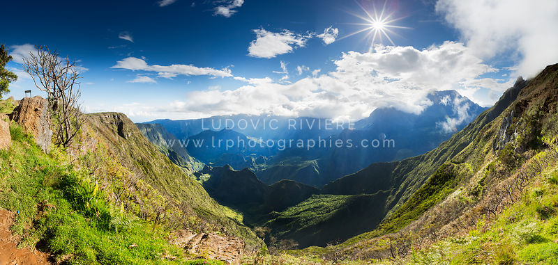 Vue sur mafate depuis le début du sentier de roche plate