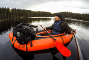 Packraft-retkeilijä Isojärven kansallispuistossa.