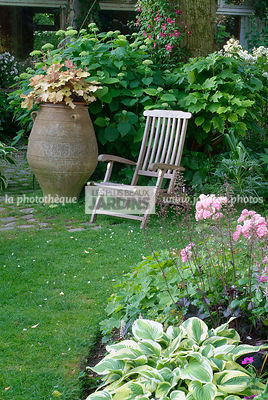 Coin repos et massif d'hostas. Jardin de André Eve. Pithiviers. Loiret