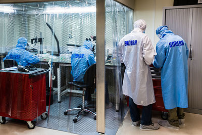 Ingénieurs préparent et assemblent des éléments du sismomètre ultrasensible SEIS Seismic Experiment for Interior Structures, dans une hotte à flux laminaire d'une salle blanche de l'entreprise Sodern.