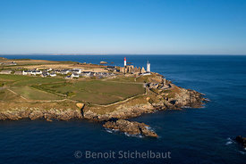 France, Finistère (29), Plougonvelin, pointe de Saint-Mathieu, le phare de Saint-Mathieu, phare classé au titre des monuments historiques, l'abbaye Saint-Mathieu de Fine-Terre et le sémaphore (vue aérienne)