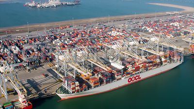 Containerschepen worden gelost en geladen bij de Rotterdam World Gateway (RWG) Container Terminal, Rotterdam Harbour, Maasvlakte, Rotterdam, Netherlands