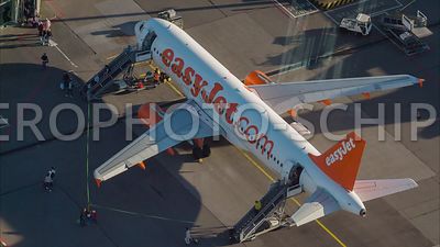 Passagiers verlaten een Easyjet Airbus vliegtuig aan H/M pier, Luchthaven Schiphol