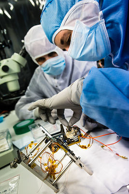 Ingénieurs assemblent le pivot et des éléments d'un pendule du sismomètre ultrasensible SEIS Seismic Experiment for Interior Structures, dans une hotte à flux laminaire d'une salle blanche de l'entreprise Sodern.