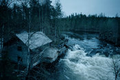 Vieille maison en rondins au bord d´une rivière