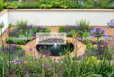 Jardinet, bassin. Plante condimentaire. Designer : Thomas Hoblyn Design Agency. Hampton Court. Angleterre