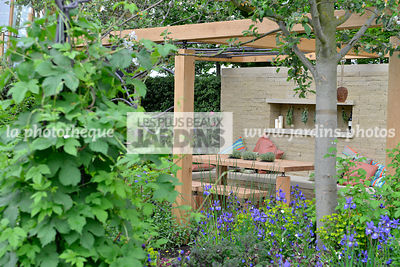 Coin repas sous une pergola en bois. Jardin contemporain, urbain, Paysagiste : Adam Frost, CFS, Angleterre