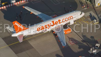 Passagiers verlaten een Easyjet Airbus vliegtuig aan H/M pier, Luchthaven Schiphol