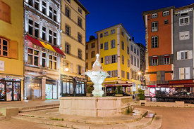Place du Plot au crépuscule, Le Puy en Velay