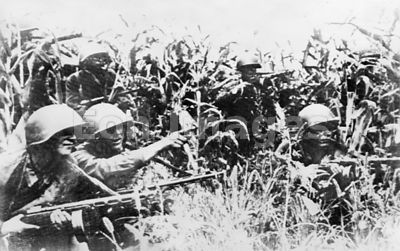 Russian troops near Stalingrad await German forces