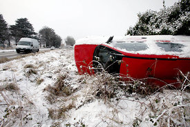An over turned car in the snow on the Dublin Road, Celbridge, Co. Kildare .07.01.10.Pic. Maura Hickey/086 8541130.