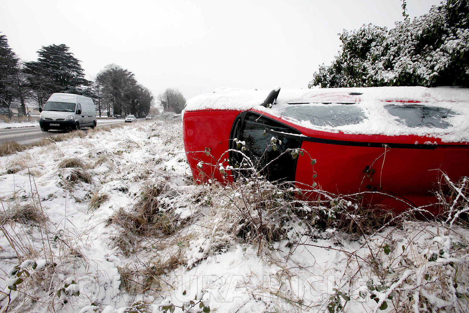 An over turned car in the snow on the Dublin Road, Celbridge, Co. Kildare .07.01.10.Pic. Maura Hickey/086 8541130.