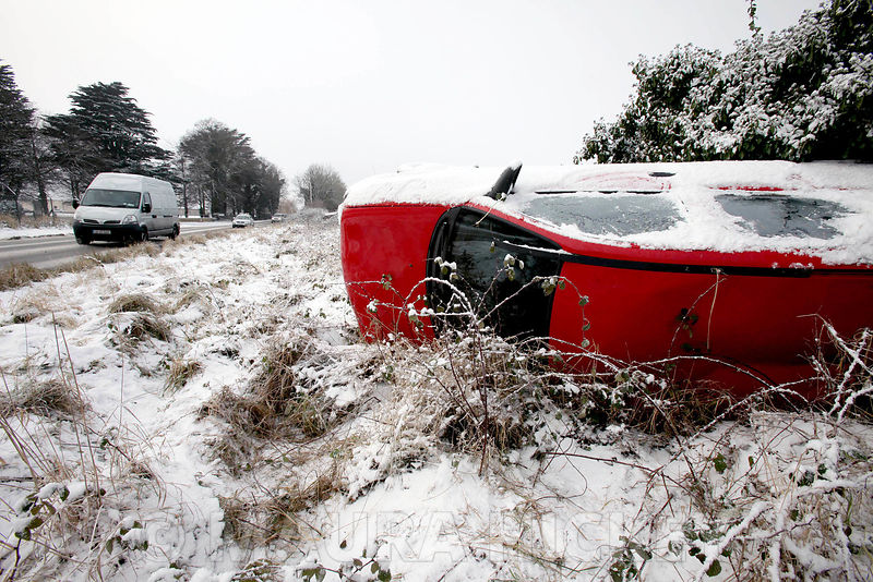An over turned car in the snow on the Dublin Road, Celbridge, Co. Kildare .07.01.10.Pic. Maura Hickey/086 8541130.