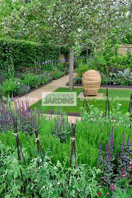 Ruche en bois dans un petit jardin, urbain, Style champêtre contemporain, Potager : Rosmarinus officinalis, Salvia nemorosa 'Caradonna', Paysagiste : Adam Frost, CFS, Angleterre