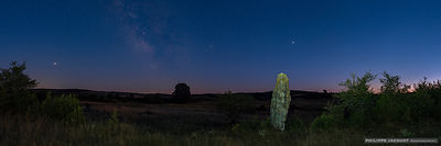 4 planètes pour un menhir - St André de Vezines - Aveyron