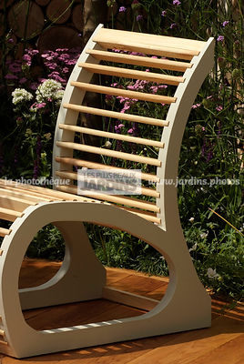 Mobilier de jardin : chaise en bois. Paysagiste : Charlotte Murell, Hampton Court, Angleterre